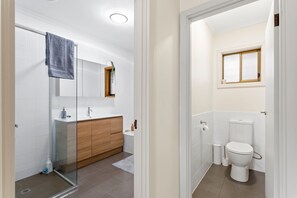 Shower, hair dryer, towels, soap - Valley View | 3BR Home · Sauna, Fire Pit, Pizza Oven, Kids Playset & Views (Port Lincoln)