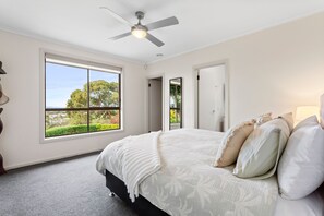 3 bedrooms, in-room safe, iron/ironing board, free WiFi - Valley View | 3BR Home · Sauna, Fire Pit, Pizza Oven, Kids Playset & Views (Port Lincoln)