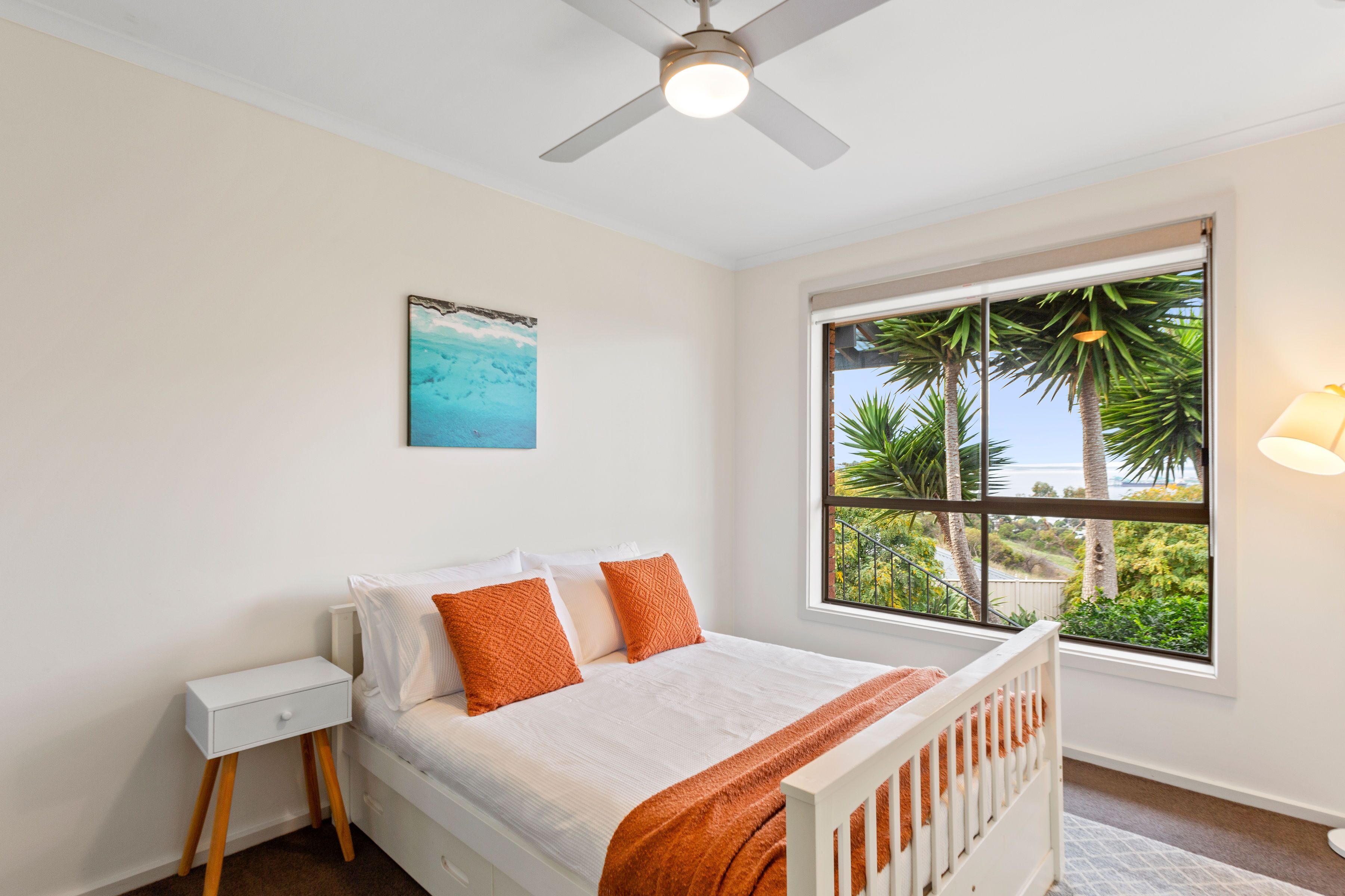 3 makuuhuonetta, tallelokero huoneessa, silitysrauta/-lauta