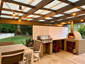 Outdoor dining - Valley View | 3BR Home · Sauna, Fire Pit, Pizza Oven, Kids Playset & Views (Port Lincoln)