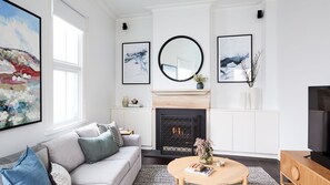 TV - The Darling, Balmain (Balmain)