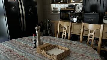 City Twin Room, 2 Twin Beds, Non Smoking, Garden View | Shared kitchen | Full-size fridge, microwave, oven, stovetop