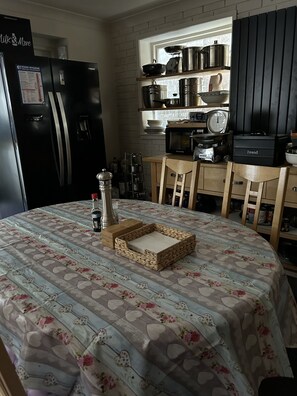 Habitación City con 2 camas individuales, 2 camas individuales, no fumadores, vistas al jardín | Cocina compartida | Frigorífico grande, microondas, horno y placa de cocina