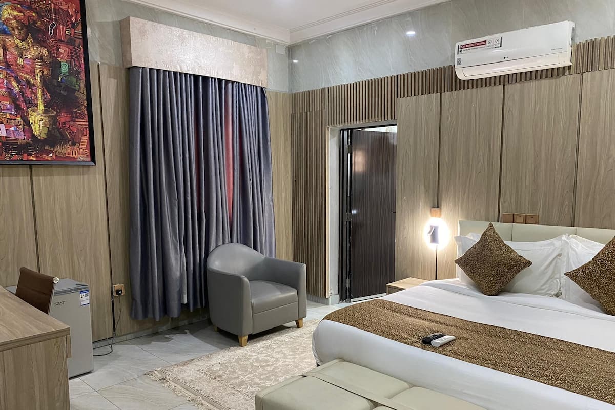 Deluxe Suite | Premium bedding, down duvets, in-room safe, desk