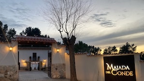 A hotel entrance with a sign reading "Majada del Conde". - MAJADA DEL CONDE (La Guardia)