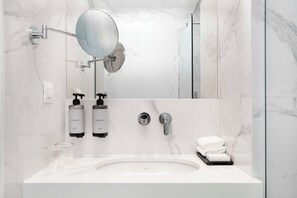 Quarto econômico | Banheiro | Chuveiro, produtos de toalete de grife, secador de cabelo 