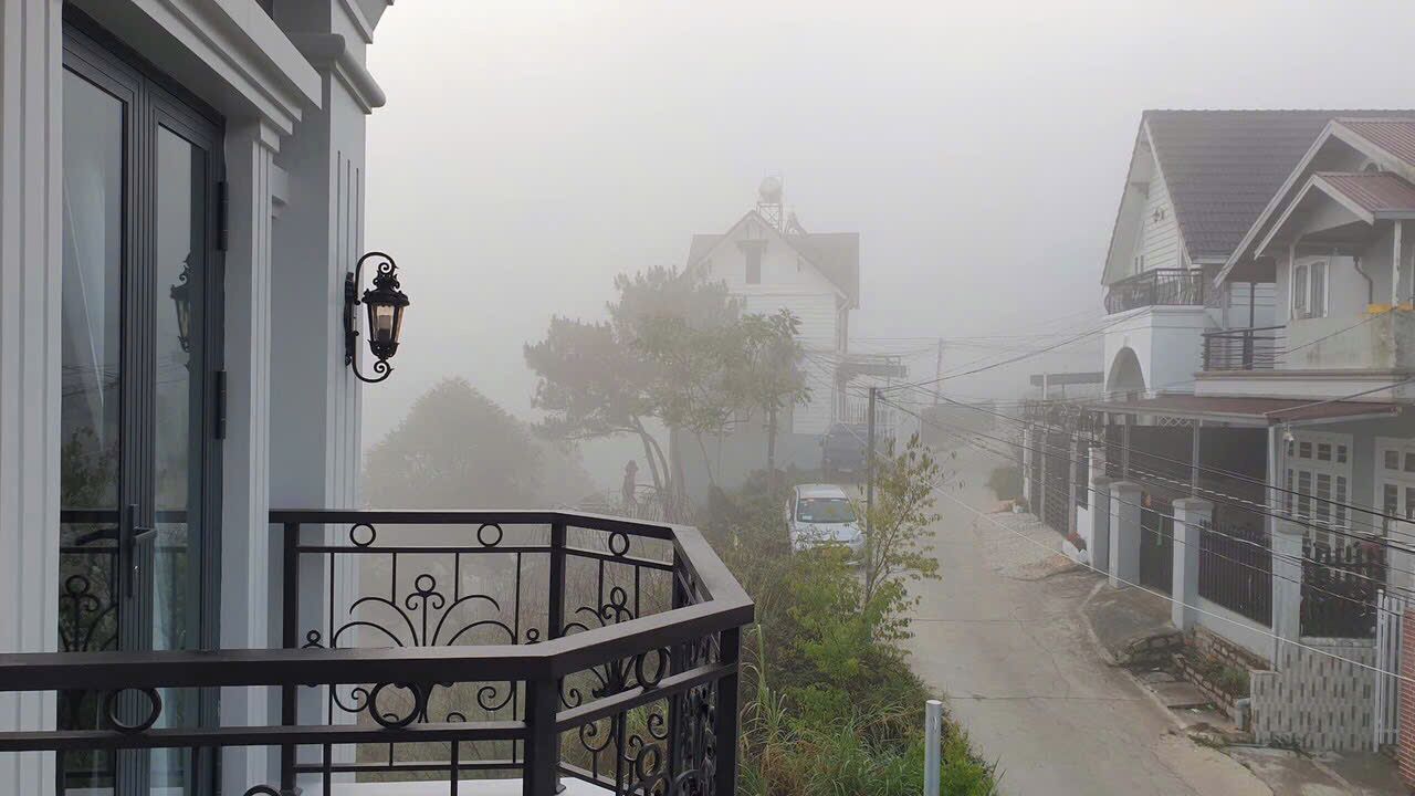 Kamar Double Deluks, balkon, pemandangan kota | Bantalan ekstra lembut, minibar, dan meja kerja