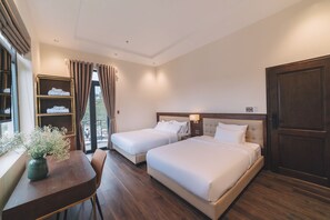 Pillow-top beds, minibar, desk, laptop workspace - Sunset Hill Hotel (Da Lat)