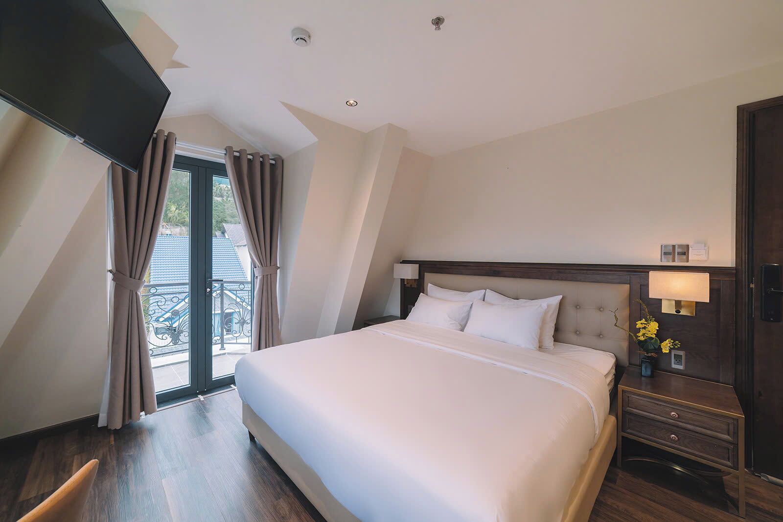 Quarto casal luxo, sacada, vista para a cidade | Camas com colchões pillow-top, frigobar, escrivaninha