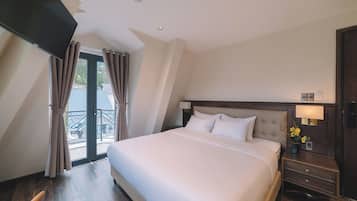 Quarto casal luxo, sacada, vista para a cidade | Camas com colchões pillow-top, frigobar, escrivaninha