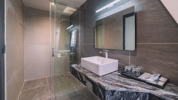 Chuveiro, ducha de hidromassagem, produtos de toalete grátis