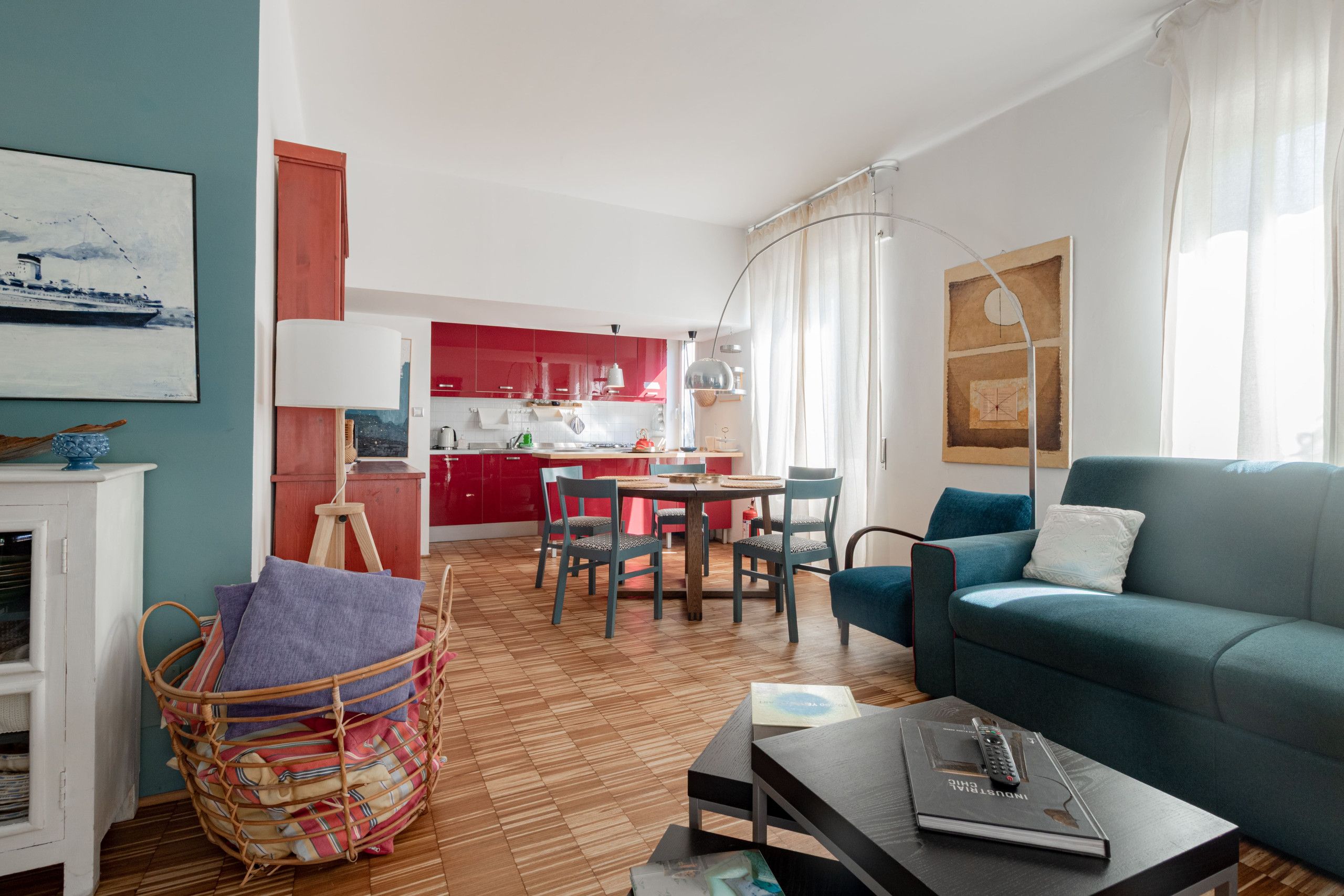 Un salon moderne avec un canapé, une table à manger et une cuisine en arrière-plan.