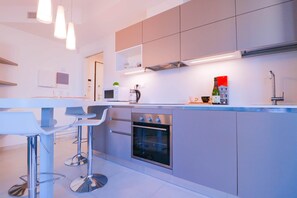Kühlschrank, Mikrowelle, Ofen, Herdplatte