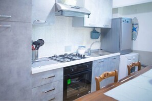 Kylskåp, ugn, spishäll och diskmaskin