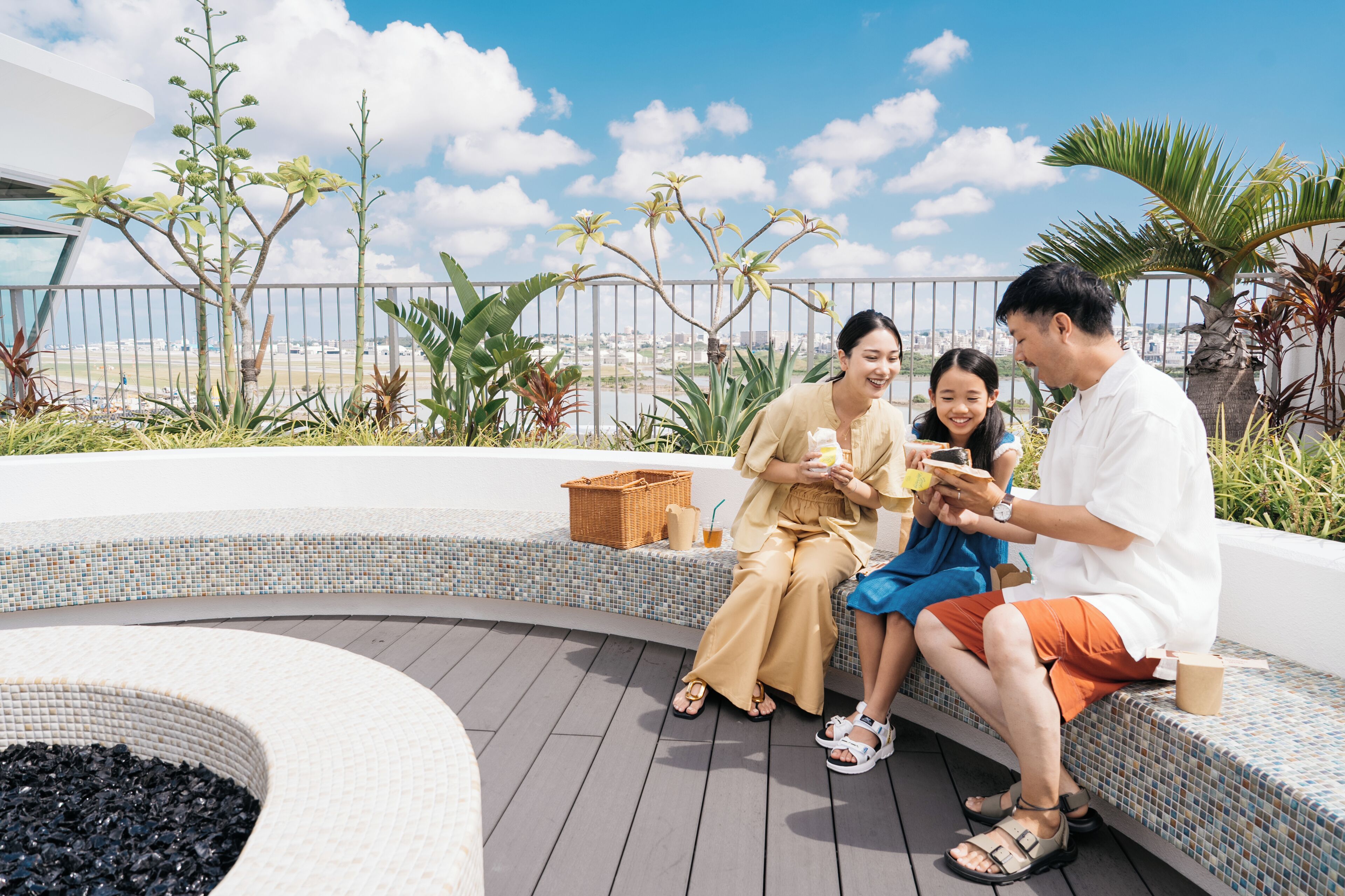 Terraza en la azotea con un área de estar circular, un pequeño hogar y vistas de la ciudad.