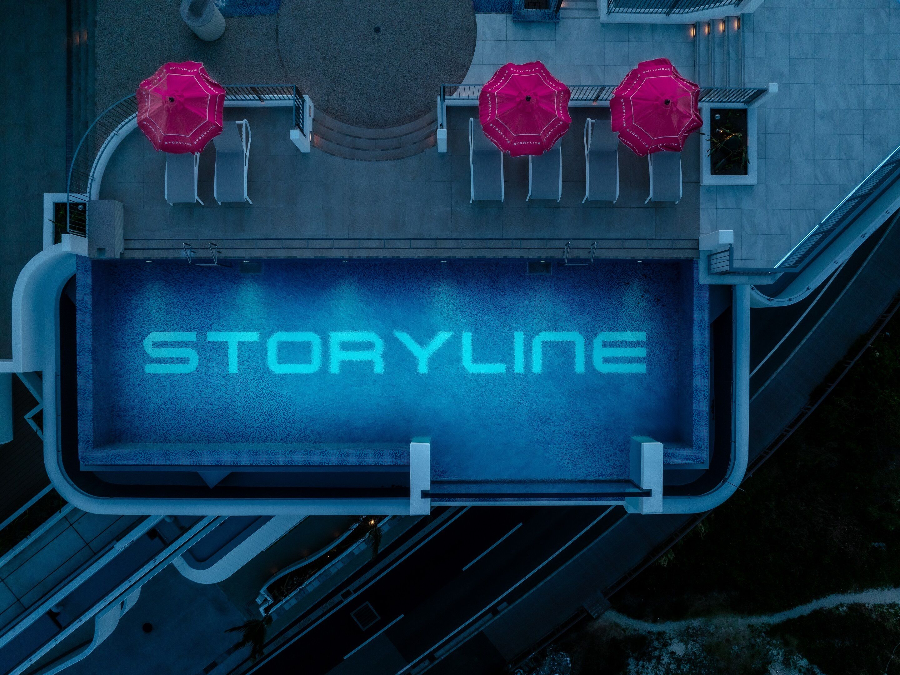 Un letrero grande al aire libre con la palabra 'STORYLINE' en mayúsculas.