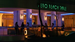 Rakennuksessa on neonvalomainos, jossa lukee: ”AERO BEACH TABLE”.