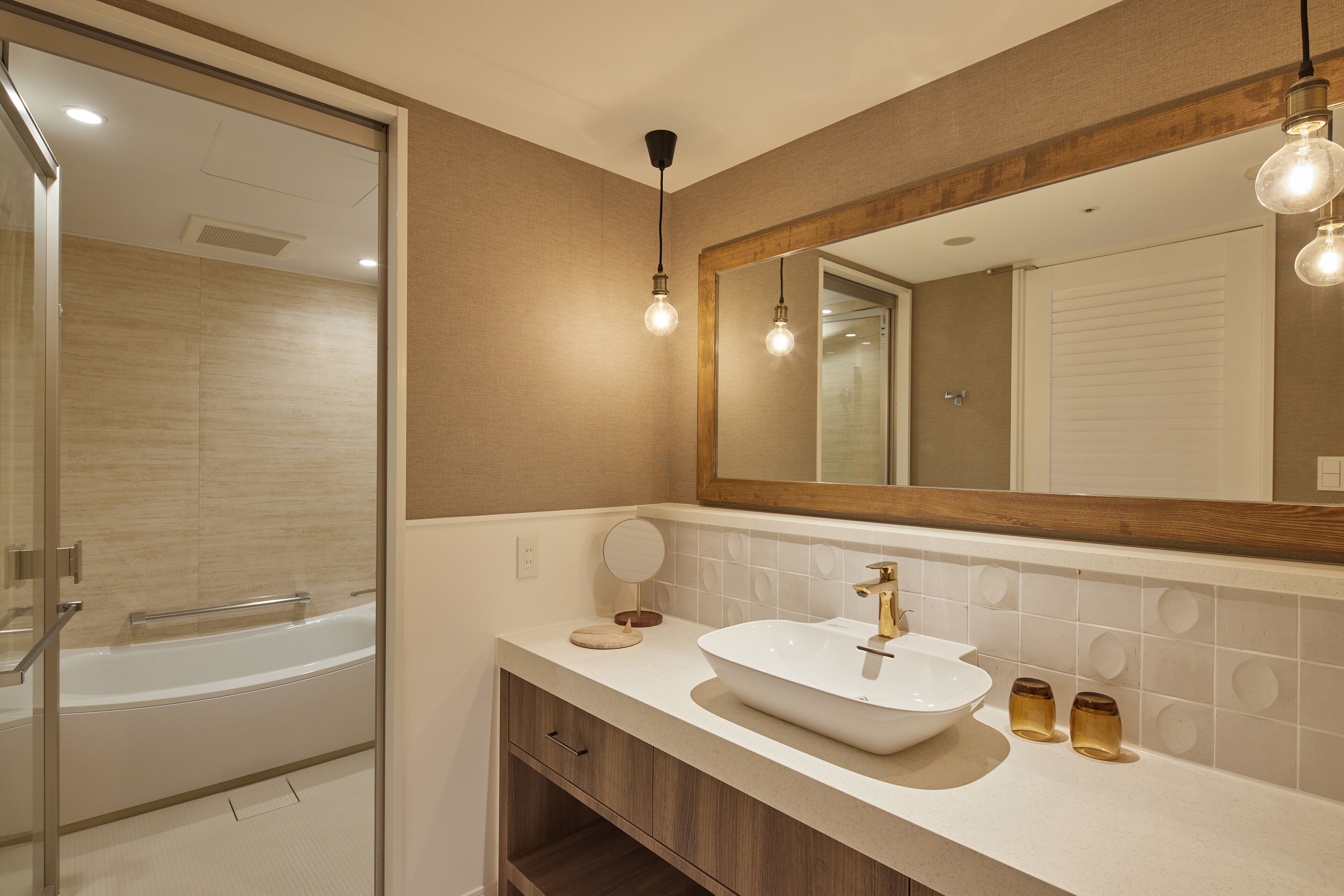 combined shower/bathtub, free toiletries, hair dryer, slippers