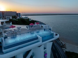 季节性开放的室外游泳池