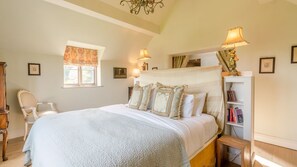 5 soverom, skrivebord, strykejern/-brett og reiseseng for barn