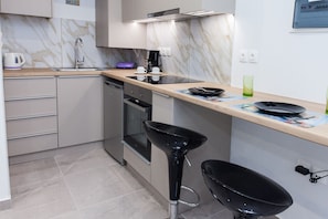 Full-size fridge, oven, toaster, cookware/dishes/utensils