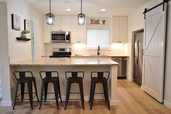 Een microgolfoven, een oven, een kookplaat, een vaatwasser