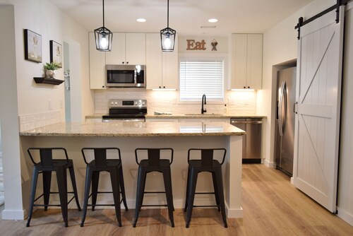 High Cotton! Completelyrenovated 3BR, 2.5BA home! 1.5 mi to the Village! 