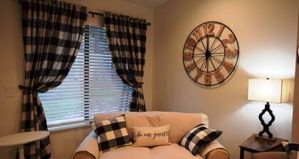 High Cotton! Completelyrenovated 3BR, 2.5BA home! 1.5 mi to the Village!