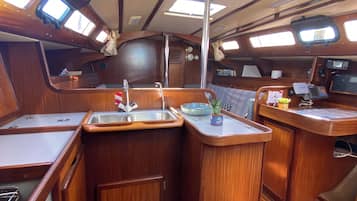 Ovn, kogeplade, elkedel, køkkentøj/tallerkener/redskaber