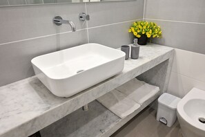 Dusch, hårtork, bidé och tvål