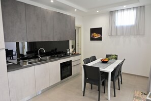 Kylskåp, ugn, spishäll och diskmaskin