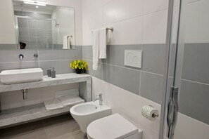 Dusch, hårtork, bidé och tvål