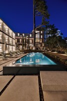 Piscina externa, guarda-sóis, espreguiçadeiras