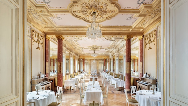 A grand dining hall with ornate ceiling decorations, chandeliers, and a long table set for a meal. - One Shot Palácio Cedofeita  (Porto)