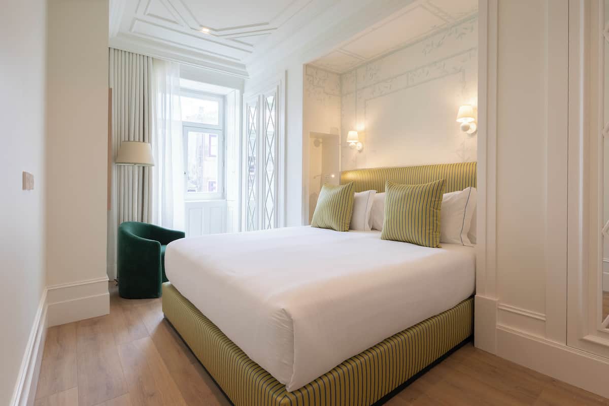 Deluxe Room | Minibar, in-room safe, individually decorated, individually furnished