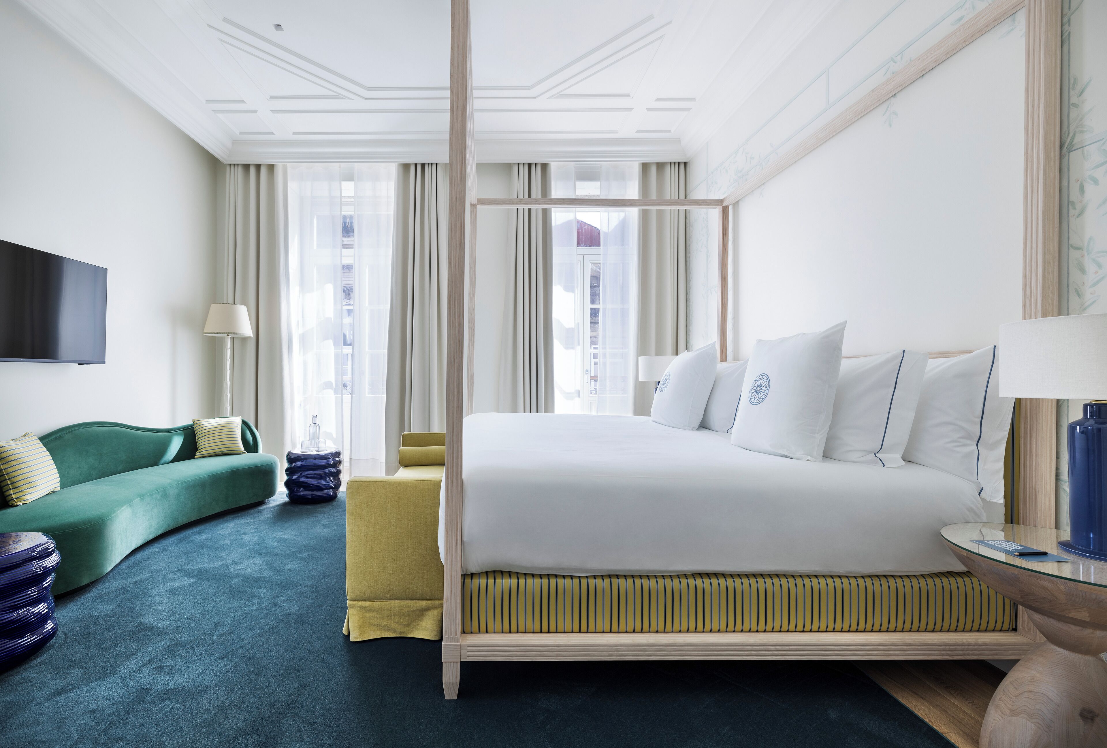 ميني بار وخزنة داخل الغرفة وبديكورات فريدة لكل غرفة وطراز فريد لكل وحدة