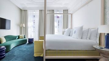 Minibar, caja de seguridad en la habitación y decoración personalizada