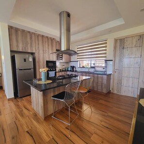 Kühlschrank, Mikrowelle, Ofen, Wasserkocher mit Kaffee-/Teezubehör