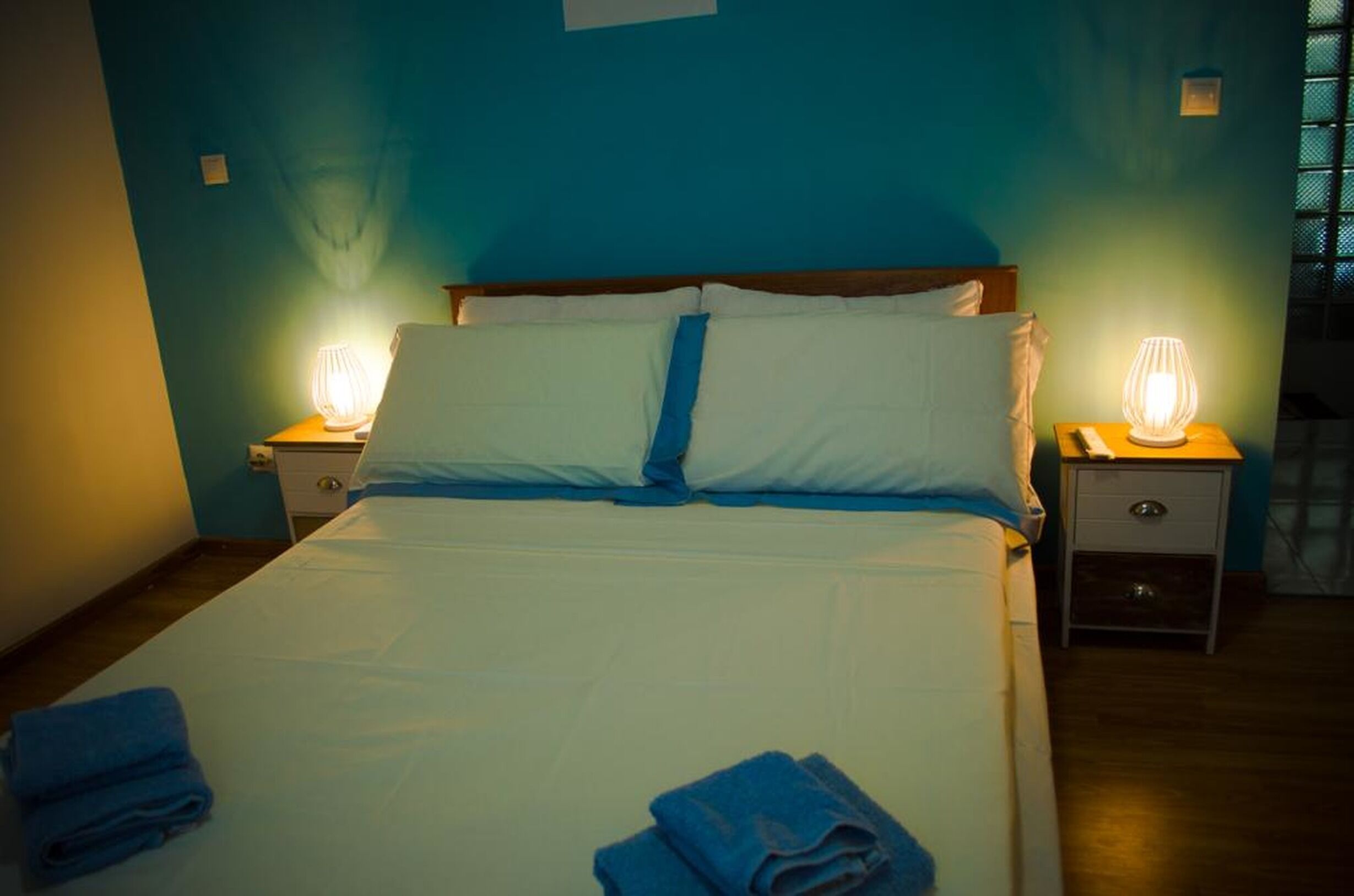 Foto - The blue room is an accent of modernity in the silence of the surrounding garden