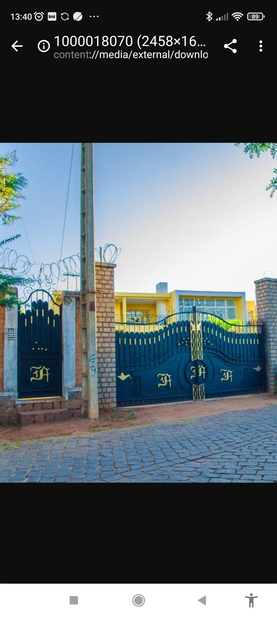 Foto - The blue room is an accent of modernity in the silence of the surrounding garden