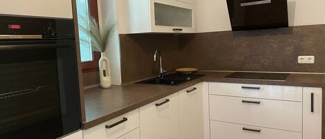 Køleskab, ovn, kogeplade, opvaskemaskine