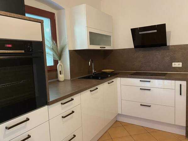 Køleskab, ovn, kogeplade, opvaskemaskine