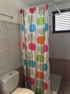 Suihku, hiustenkuivaaja, pyyhkeet, saippua
