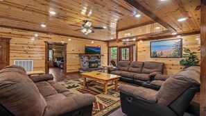 تلفزيون ذكي، مدفأة، ألعاب فيديو، كرة قدم الطاولة