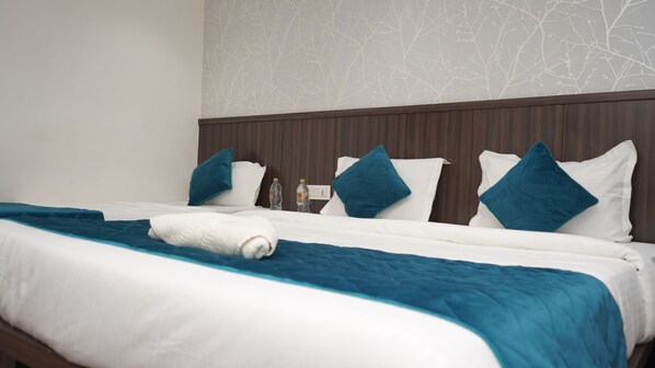 Deluxe Triple Room | Desk, laptop workspace, soundproofing, free WiFi