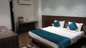 Deluxe Double Room With Balcony | Desk, laptop workspace, soundproofing, free WiFi