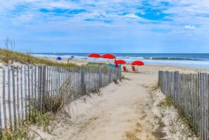 On the beach - Direct Oceanfront condo in midtown Ocean City - Diamond Beach 208 (Ocean City)