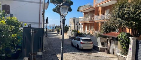 المنطقة المحيطة بالمنشأة