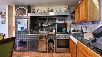 Fridge, oven, stovetop, coffee/tea maker