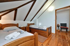 Maison familiale, plusieurs chambres, côté montagne (Hunting Lodge) | 3 chambres, accès au Wi-Fi (inclus), literie fournie